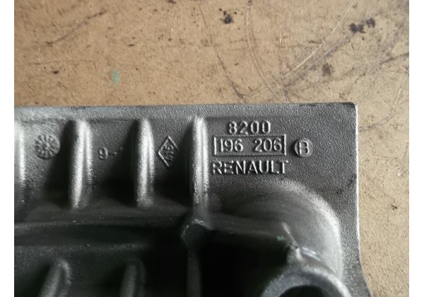  Кронштейн опори двигуна правий Renault, Scenic, Megane, Clio 2, Kangoo, 8200196206